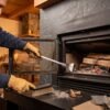 Nettoyage et entretien de la vitre d'un insert de cheminée à bois