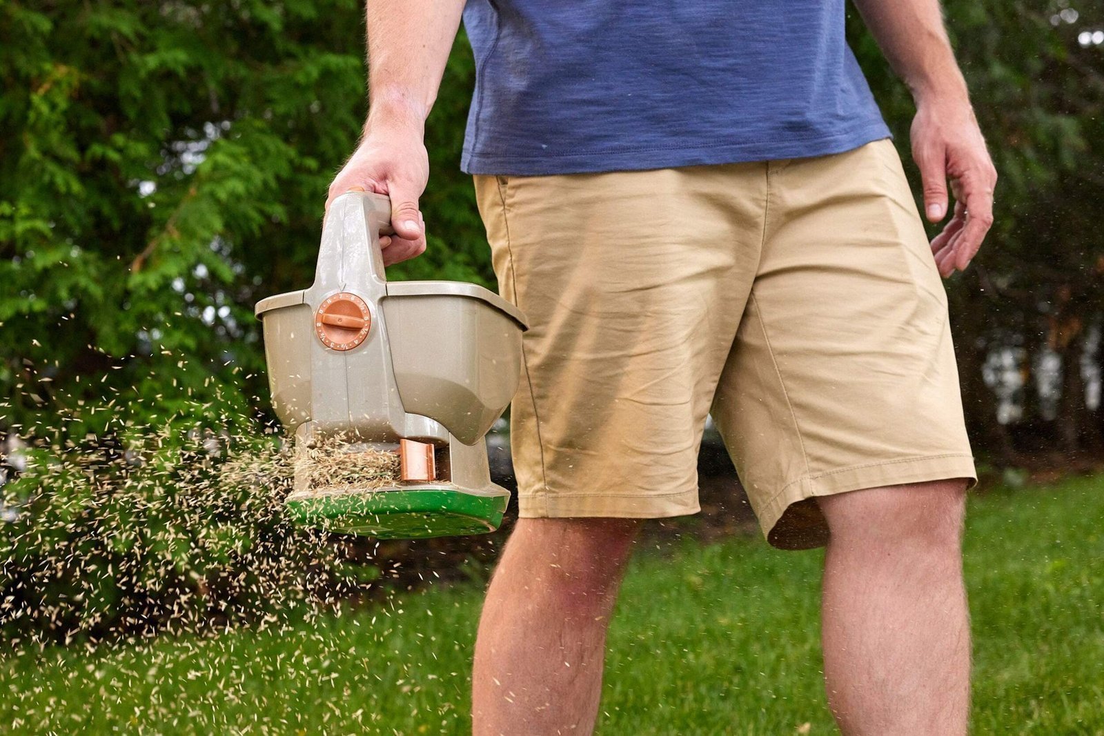 scotts-wizz-battery-operated-handheld-spreader-2d44609b-f9ee-4b78-a96a-561765c4a8bb-jpgrendition.jpg