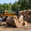 Fendeuse à bois hydraulique en action sur une bûche de bois